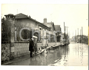 Fotografia d epoca originale 1958 VILLENEUVESAINTGEORGES Passerelle in un quartiere alluvionato Foto 18x14 1