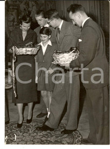 Fotografia d epoca originale 1953 BRUXELLES Famiglia reale del Belgio riceve sardine dai pescatori Foto 1