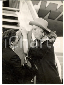 Fotografia d epoca originale 1953 MILANO MALPENSA Arturo TOSCANINI accolto dalla nipote Emanuela Foto 1