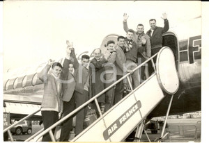 Fotografia d epoca originale 1960 PARIS ORLY CYCLISME Equipe franÃ§aise part pour la COURSE DE LA PAIX 1