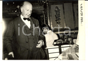 Fotografia d epoca originale 1954 NAPOLI PALAZZO REALE Vittorio GUI direttore del DON CHISCIOTTE di Paisiello 1