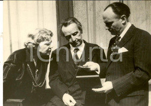 Fotografia d epoca originale 1954 ZURICH Compositore Arthur HONEGGER vince la RichardStraussMedaille Foto 1
