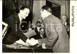 Fotografia d epoca originale 1954 ROMA Vittorio BADINI CONFALONIERI premia il compositore Mario PERAGALLO 1