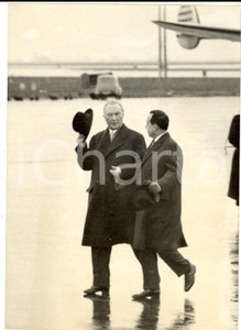 Fotografia d epoca originale 1959 PARIS ORLY Cancelliere Konrad ADENAUER accolto da Michel DEBRE  Foto 1