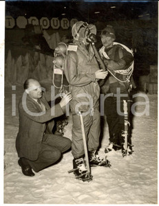Fotografia d epoca originale 1954 LONDON British Industries Fair  Equipment on a model of HILLARY on Everest 1