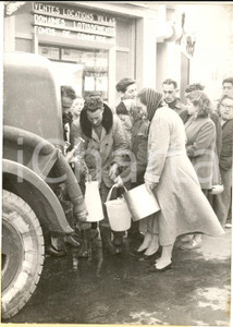 Fotografia d epoca originale 1959 FREJUS Distribution d eau aprÃ¨s la catastrophe du barrage MALPASSET Photo 1