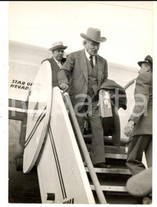 Fotografia d epoca originale 1953 MILANO MALPENSA Ritorno in aereo del maestro Arturo TOSCANINI Foto 1