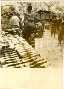 Fotografia d epoca originale 1959 FREJUS Distribution de bouteilles d eau aprÃ¨s la catastrophe du MALPASSET 1