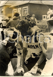 Fotografia d epoca originale 1963 TOUR DE FRANCE Franco BALMAMION attende l ambulanza dopo una caduta Foto 1