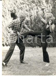 Fotografia d epoca originale 1966 ROMA Raffaella CARRA  a lezione di karate da Raimondo VIANELLO Foto 13x18 1