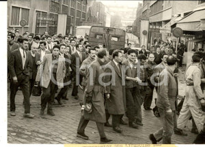 Fotografia d epoca originale 1960 BOULOGNEBILLANCOURT Corteo degli operai licenziati dalla RENAULT Foto 1