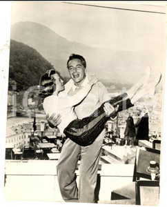 Fotografia d epoca originale 1957 CINEMA June ALLYSON e Rossano BRAZZI scherzano sul set di Interlude 1