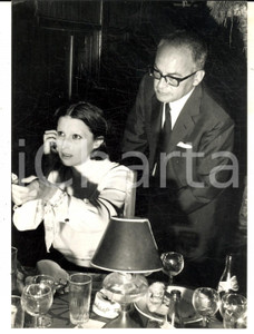 Fotografia d epoca originale 1967 CAP MARTIN Dino DE LAURENTIIS festeggia il compleanno con Silvana MANGANO 1
