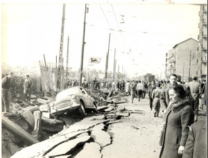 Fotografia d epoca originale 1968 MILANO SAN SIRO Quartiere devastato da esplosione per una fuga di gas Foto 1