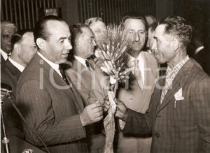 Fotografia d epoca originale 1955 ROMA Convegno COLDIRETTI On. Paolo BONOMI riceve dono da agricoltore Foto 1