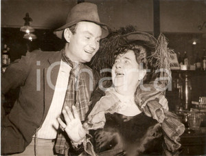 Fotografia d epoca originale 1954 LONDON  SCALA THEATRE Elsa MAXWELL Peter WARD ready to play THE FROG 1