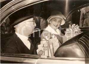 Fotografia d epoca originale 1958 MILANO Ambasciatore James David ZELLERBACH acquista biscotti MOTTA Foto 1