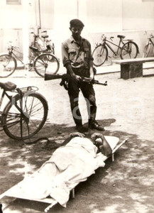 Fotografia d epoca originale 1970 PHNOM PENH CAMBODIA Soldato veglia il compagno ferito Foto 13x18 cm 1