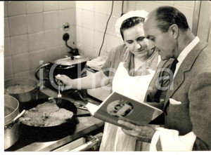 Fotografia d epoca originale 1957 MILANO Louis CHIRON gastronomo per LASCIA O RADDOPPIA in un albergo Foto 1