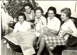 Fotografia d epoca originale 1959 PARIS ALPINISMO Spedizione femminile Claude KOGAN si prepara per l Himalaya 1