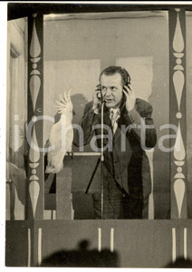 Fotografia d epoca originale 1957 LASCIA O RADDOPPIA Concorrente Charles HAINES con il pappagallo Foto 1
