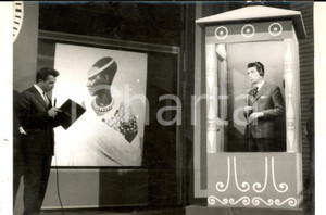 Fotografia d epoca originale 1956 LASCIA O RADDOPPIA Roberto BOSI con Mike BONGIORNO  Etnologia Foto 18x13 1