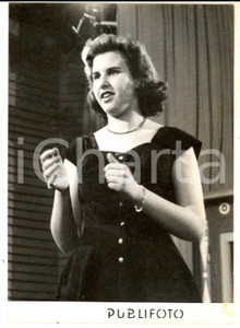 Fotografia d epoca originale 1956 LASCIA O RADDOPPIA Concorrente Gabriella AIRALDI alla prima prova Foto 1