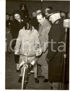 Fotografia d epoca originale 1957 ROMA EPIFANIA Fernando TAMBRONI alla consegna pacchi ai figli di poliziotti 1