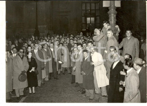 Fotografia d epoca originale 1957 ROMA Abitanti di ISERNIA attendono l annuncio della nuova provincia Foto 1