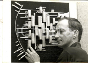 Fotografia d epoca originale 1964 MILANO Pittore Sergio SANTI davanti a una sua opera di pasta Foto 18x13 1