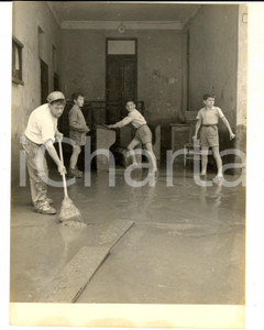 Fotografia d epoca originale 1954 ALLUVIONE CALOLZIOCORTE Bambini salvano i banchi nella scuola allagata 1