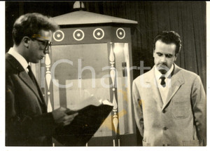 Fotografia d epoca originale 1956 LASCIA O RADDOPPIA Mike BONGIORNO con il concorrente Enrico MANTERO Foto 1