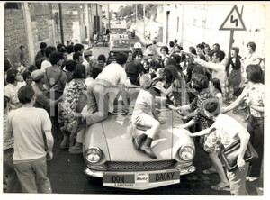 Fotografia d epoca originale 1970 CANTAGIRO I fan assaltano l auto di DON BACKY per un autografo Foto 18x13 1