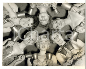 Fotografia d epoca originale 1961 DUDLEY HIPPODROME The chorus of the pantomime Snow White with their bells 1