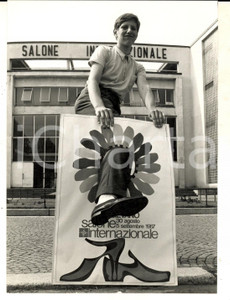 Fotografia d epoca originale 1967 VIGEVANO Salone Calzature  Germano CAGNINEY probabile Mister Piedone 1