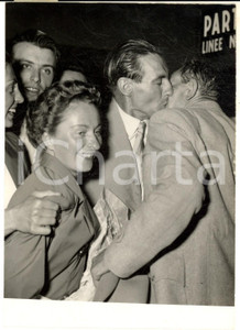 Fotografia d epoca originale 1954 MILANO Ubaldo REY abbraccia la famiglia al ritorno dal K2 Foto 13x18 1
