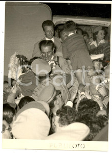Fotografia d epoca originale 1954 MILANO Entusiasmo per gli alpinisti al ritorno dalla scalata al K2 Foto 1