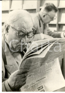 Fotografia d epoca originale 1970 BUCAREST Accordo culturale FRANCIAROMANIA  LE MONDE arriva in biblioteca 1