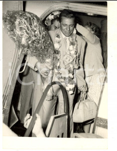 Fotografia d epoca originale 1954 MILANO Achille COMPAGNONI si commuove al ritorno dal K2 Foto 13x18 cm 1