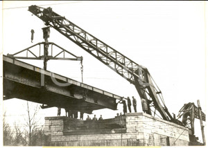 Fotografia d epoca originale 1960 BARLEDUC GÃ©nie militaire aidant pose tablier d un pont mÃ©tallique Photo 1