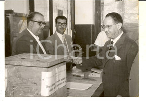 Fotografia d epoca originale 1960 ca PALERMO Elezioni Assemblea Regionale  Alfredo CUCCO del MSI alle urne 1