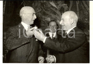 Fotografia d epoca originale 1957 ROMA Ambasciatore USA James David ZELLERBACH riceve Colosseo d oro Foto 1