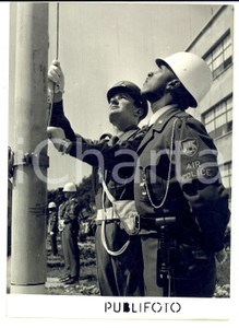 Fotografia d epoca originale 1954 NAPOLI Inaugurazione nuova sede comando NATO SUD EUROPA  Alzabandiera 1
