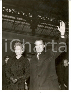 Fotografia d epoca originale 1958 LONDON VICTORIA STATION VicePresident Richard NIXON with his wife Photo 1
