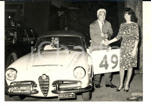 Fotografia d epoca originale 1963 DESENZANO Ornella VANONI madrina al Rally dei Giornalisti con Piero TARUFFI 1