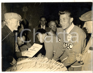 Fotografia d epoca originale 1959 CICLISMO GIRO D ITALIA Jacques ANQUETIL alla punzonatura Foto 24x18 1