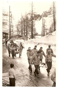 Fotografia d epoca originale 1960 ca BREUIL CERVINIA Soccorso alpino trasporta salme di due alpinisti Foto 1