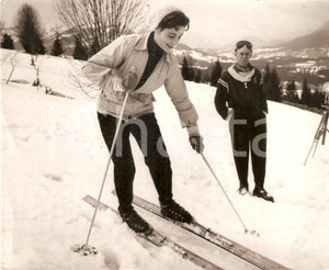 Fotografia d epoca originale 1954 KITZBUHELER HORN Yvonne MITCHELL learning to ski from Bill BRACKEN Foto 1