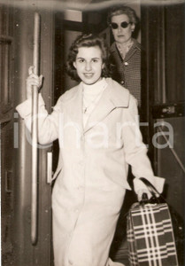 Fotografia d epoca originale 1956 LASCIA O RADDOPPIA Concorrente Gabriella AIRALDI arriva in stazione Foto 1