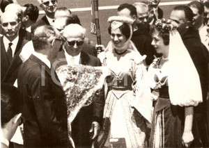 Fotografia d epoca originale 1960 ROMA Arturo FRONDIZI accolto da donne in costume tipico di GUBBIO Foto 1